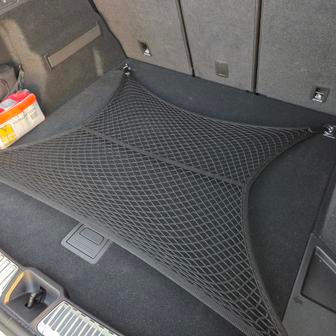 Nechybí praktická kotevní oka nebo síťka.