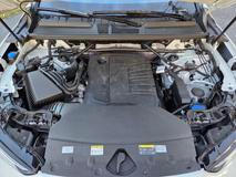 Dvoulitrový naftový mildhybrid má 150 kW, elektrický motor umí přidat dalších 18 kW a baterka má 1,7 kWh. Rozjezdy jsou neslyšné, spotřeba v testu byla 7,7 l/100 km.