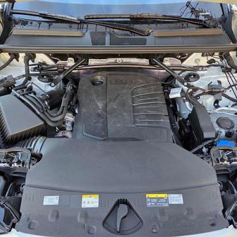 Dvoulitrový naftový mildhybrid má 150 kW, elektrický motor umí přidat dalších 18 kW a baterka má 1,7 kWh. Rozjezdy jsou neslyšné, spotřeba v testu byla 7,7 l/100 km.