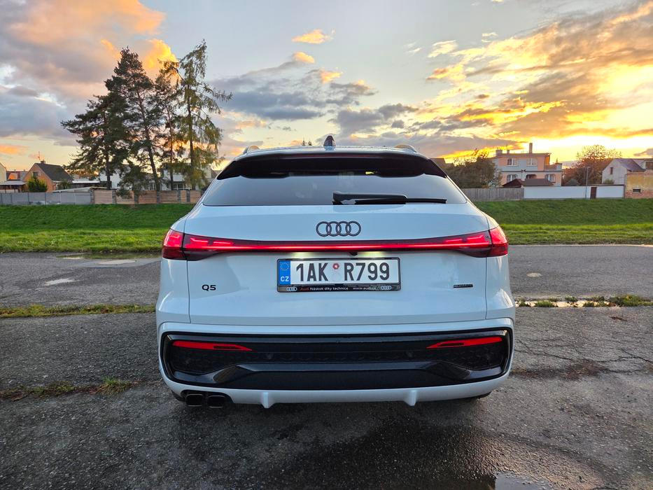 Zadní světla jsou propojená světelnou lištou a svítí i znak Audi.