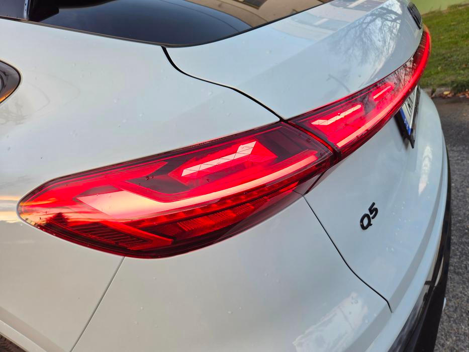 Vzadu má testované auto volitelná digitální OLED světla, grafiku si lze podobně jako u denního svícení předních světel přizpůsobit.