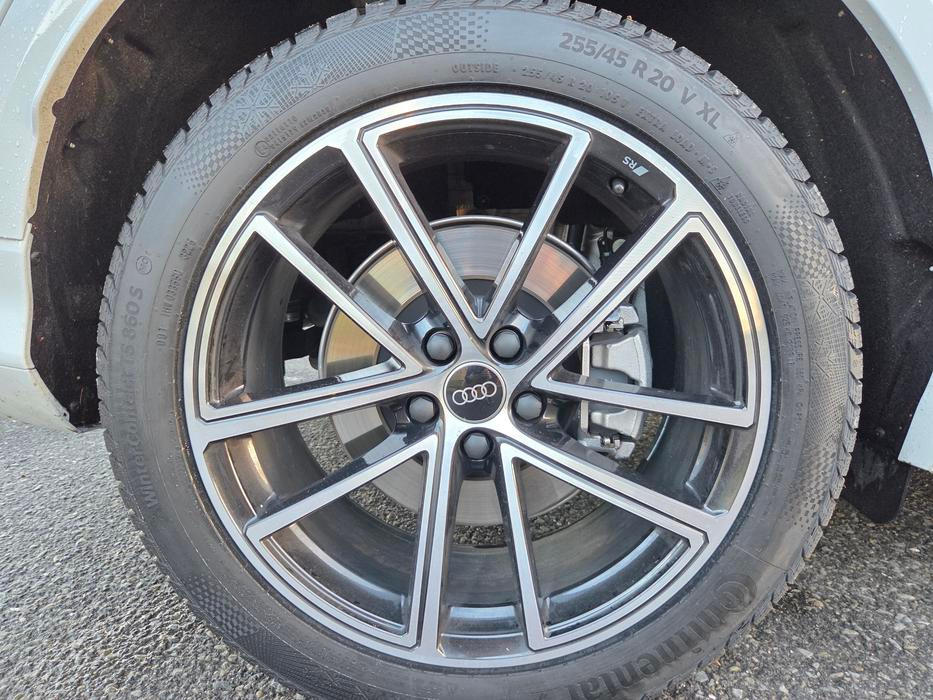 Volitelná 20palcová kola dobře vypadají, a navíc v kombinaci se vzduchovým podvozkem ani nepoznáte, že jsou ráfky skutečně tak velké.