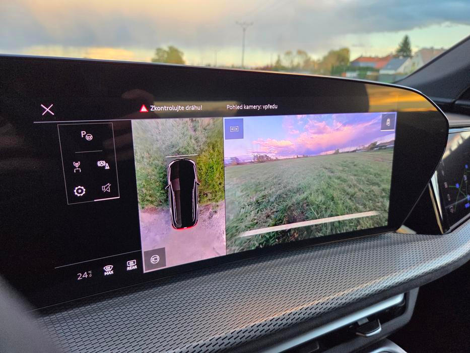 14,5palcový displej je operačním mozkem interiéru, díky volitelnému paketu nechybí 360stupňový kamerový systém.