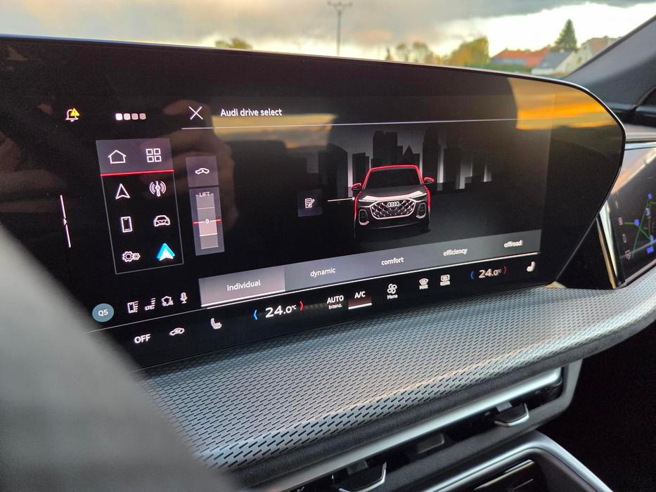 Vzduchový podvozek má několik režimů nastavení; v dynamickém se o 15 mm sníží, v off-road zase o 45 mm zvýší.