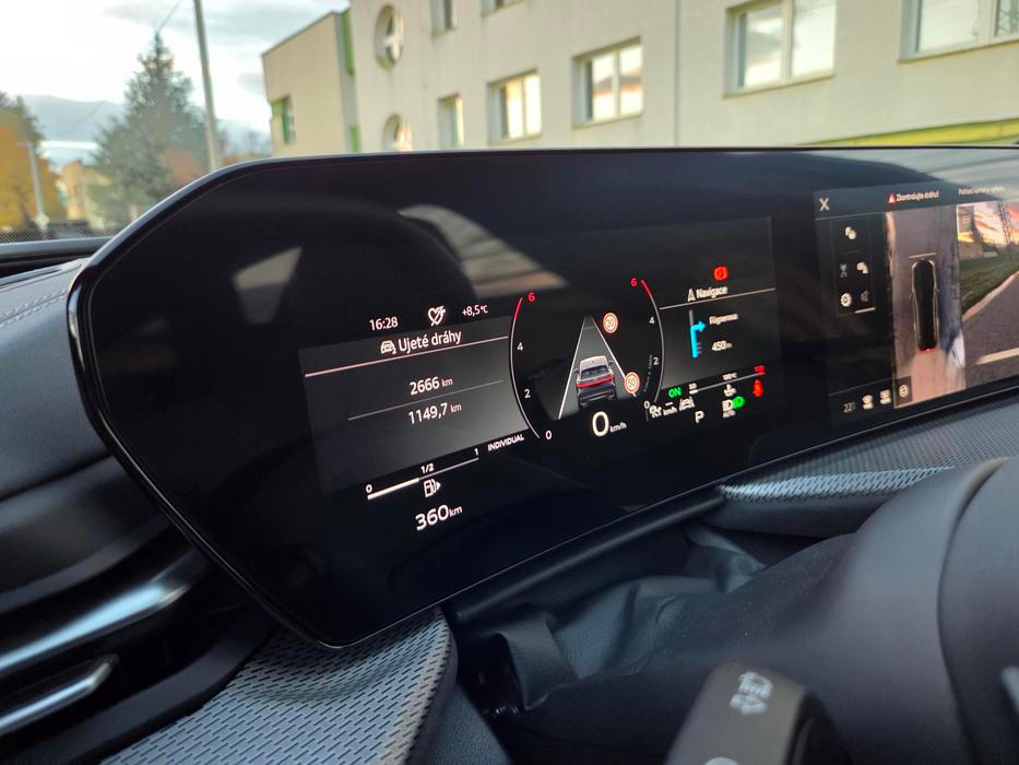 11,9palcové budíky mají velmi dobrou grafiku a jsou přehledné, škoda jen, že neumí přenést obraz z navigace v telefonu.