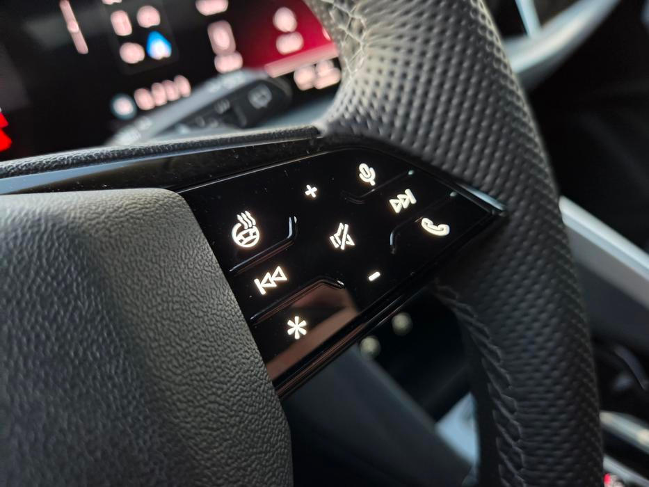 Tlačítka na volantu mají haptickou odezvu, třebaže vypadají jako dotyková. Umístění vyhřívání volantu přímo na něj je ergonomicky velmi dobrá věc.