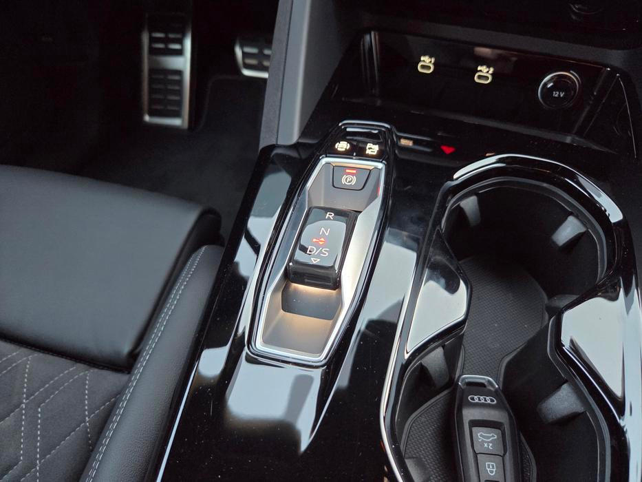 Decentní volič dvouspojkového automatu.