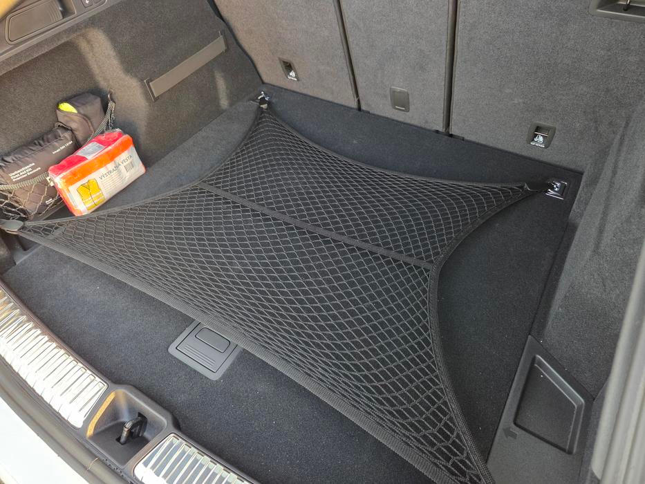 Nechybí praktická kotevní oka nebo síťka.