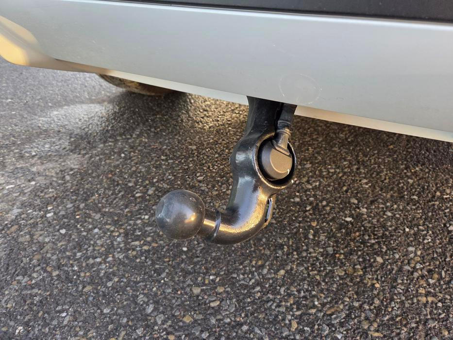 Nechybí ani vyklápěcí tažné zařízení. Q5 Sportback utáhne až 2400 kilo.