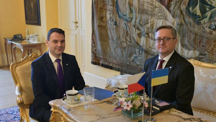 Ministr zahraničí Petr Macinka při jednání s ukrajinským velvyslancem v Česku Vasylem Zvarychem 5. ledna 2026