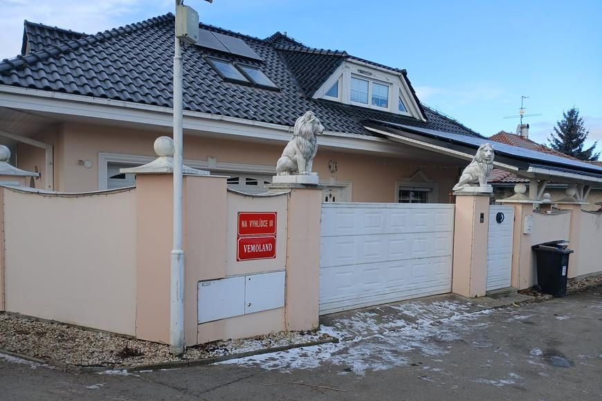 Bojovník Karlos je ve vazbě, lvi v kleci a na domě se pracuje. Vítejte ve Vémolandu