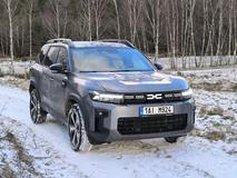 Dacia Bigster v zimním terénu.