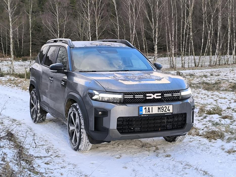 Dacia Bigster v zimním terénu.