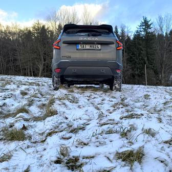 Dacia Bigster v zimním terénu