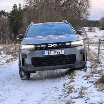 Dacia Bigster v zimním terénu