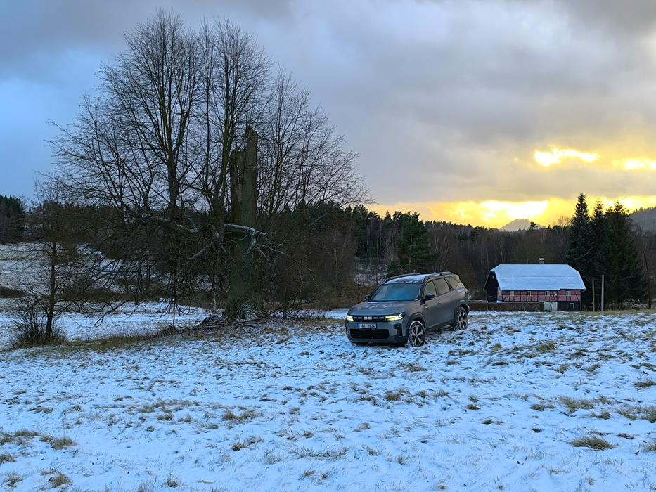 Dacia Bigster v zimním terénu