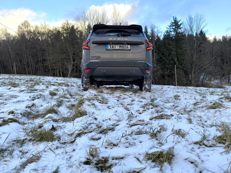 Dacia Bigster v zimním terénu