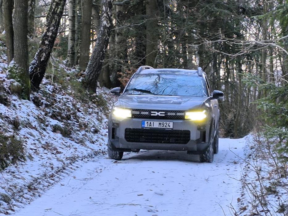 Dacia Bigster v zimním terénu