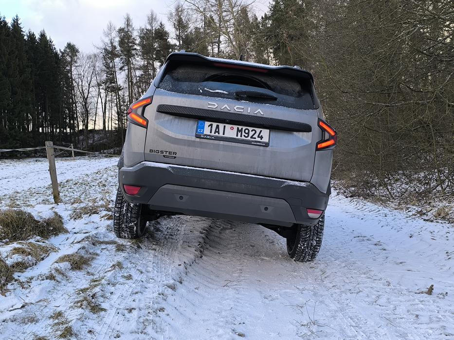 Dacia Bigster v zimním terénu