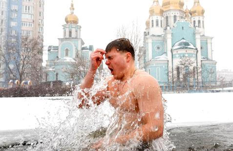 Ledová voda místo Jordánu: Ukrajinci slaví Zjevení Páně i v době války