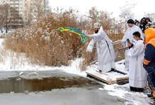 Ledová voda místo Jordánu: Ukrajinci slaví Zjevení Páně i v době války