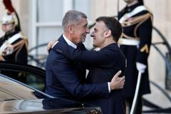 Premiér Andrej Babiš v objetí s francouzským prezidentem Emmanuelem Macronem při setkání koalice ochotných, 6. ledna 2026.