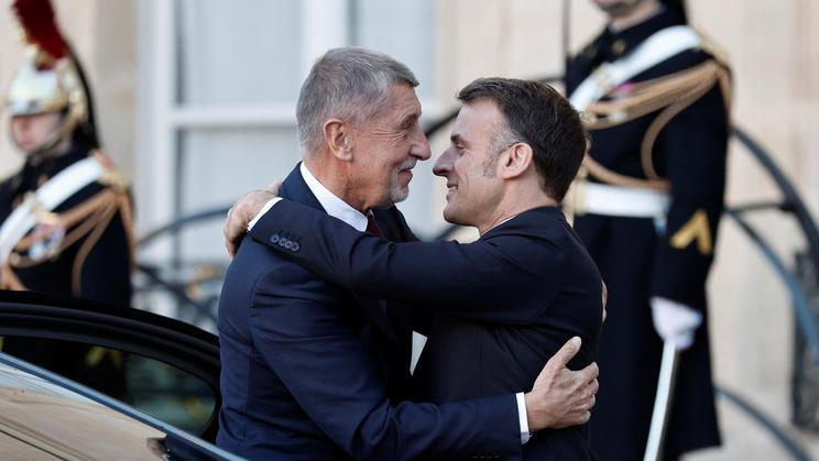 Premiér Andrej Babiš v objetí s francouzským prezidentem Emmanuelem Macronem při setkání koalice ochotných, 6. ledna 2026.