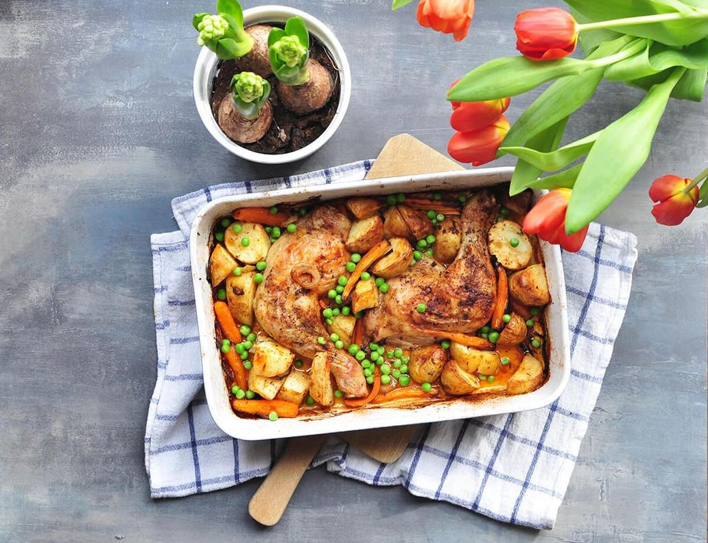 Pečená kuřecí stehna na zelenině