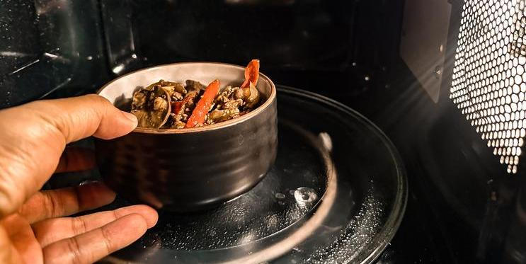 Kdy se z praktického návyku stává problém a jak se zbytky zacházet bezpečně?