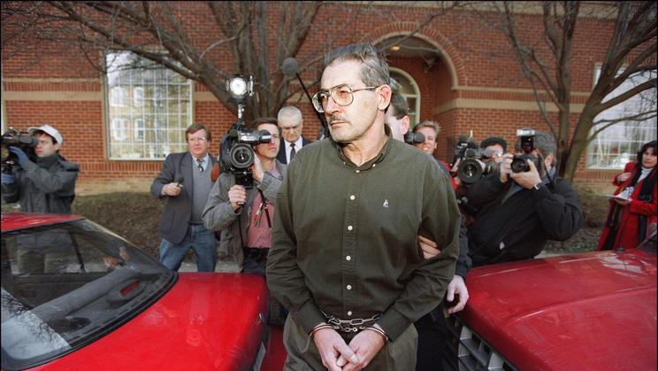 Bývalý vysoký úředník CIA Aldrich Hazen Ames je odváděn z federálního soudu v Alexandrii 22. února 1994.