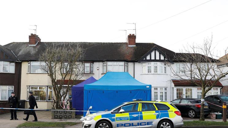 Britská policie hlídkuje u domu Nikolaje Gluškova.