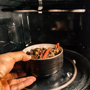 Kdy se z praktického návyku stává problém a jak se zbytky zacházet bezpečně?