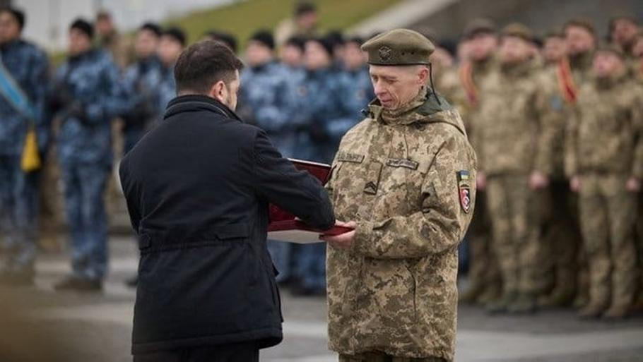 Serhij Tyščenko přebírá od prezidenta Zelenského nejvyšší ukrajinské vyznamenání Hrdina Ukrajiny.