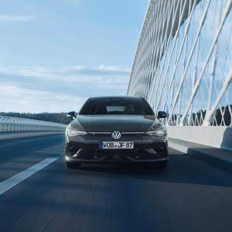 14. Volkswagen Golf - 3082 prodaných kusů (meziročně -12,24 %)