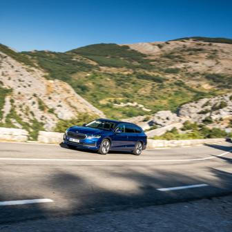 8. Škoda Superb - 6620 prodaných kusů (meziročně -10,59 %)