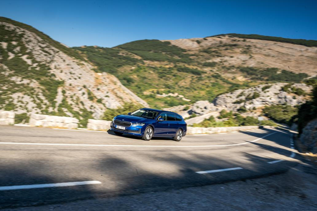 8. Škoda Superb - 6620 prodaných kusů (meziročně -10,59 %)