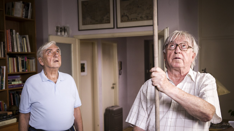 Miroslav Donutil a Jiří Lábus v komedii Martina Horského Někdo to rád v Plzni.