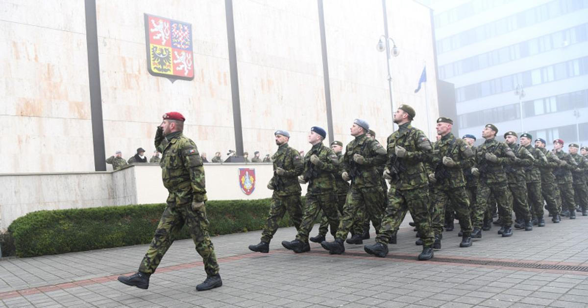 Česká armáda splnila cíl. Jenže každý desátý rekrut pak během tří měsíců skončil