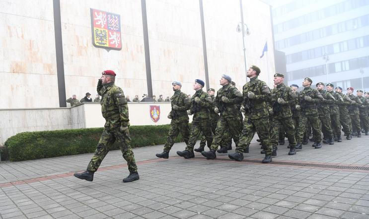 V dědických kasárnách Vojenské akademie ve Vyškově proběhla 12. prosince 2025 poslední vojenská přísaha roku.