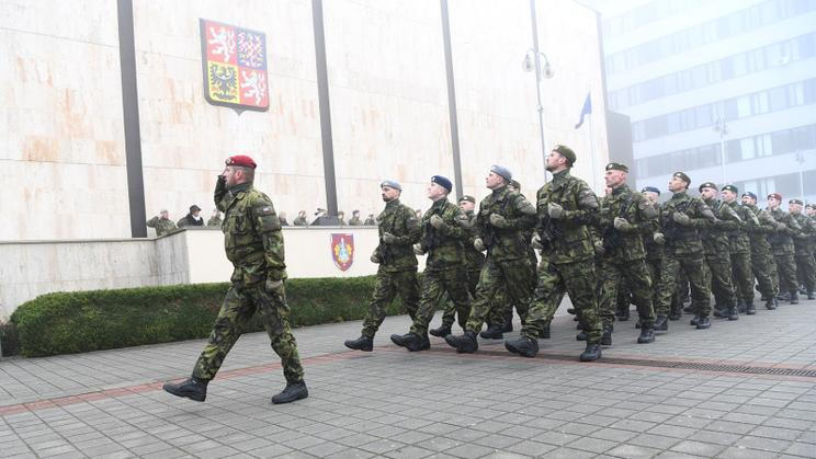 Průměrný věk kadetů, kteří v roce 2025 posílili českou armádu, byl 28 let. To je o deset let méně než průměrné stáří celých ozbrojených sil. 