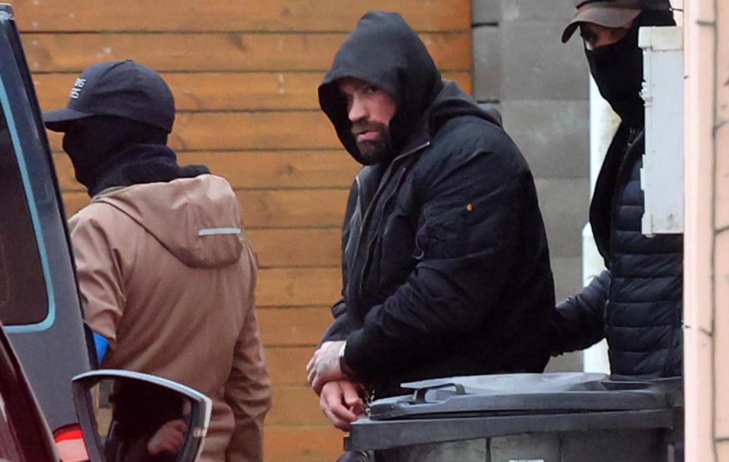 Zápasníka z domu před Vánoci odvedla policie.