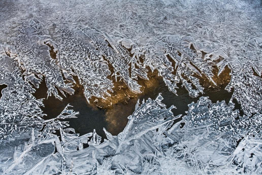 Tvořící se led nad potokem Bobrava v Rosicích na Brněnsku, 7. ledna 2026.