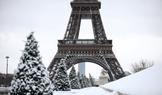 Pohled na zasněženou zem poblíž Eiffelovy věže v Paříži.