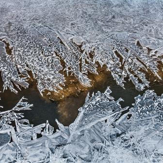 Tvořící se led nad potokem Bobrava v Rosicích na Brněnsku, 7. ledna 2026.