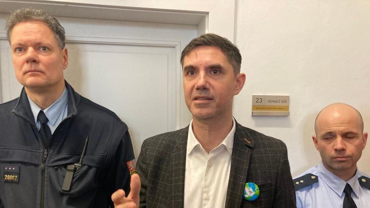 Ladislav Vrabel (uprostřed).