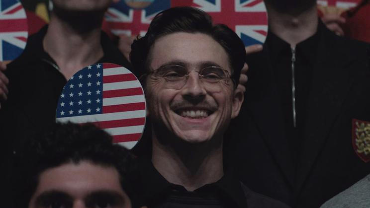 Timothée Chalamet jako ambiciózní hráč stolního tenisu ve filmu Velký Marty.