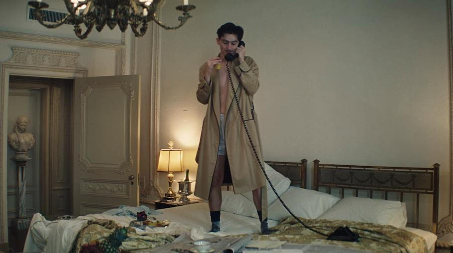 Timothée Chalamet jako hráč stolního tenisu ve filmu Velký Marty.