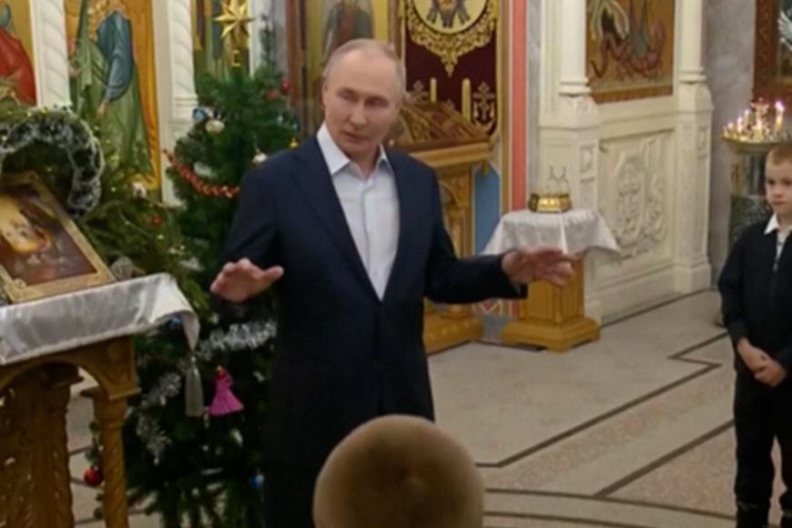 „Armáda plní svaté poslání.“ Putin o vánoční mši mluvil k dětem, video obletělo svět