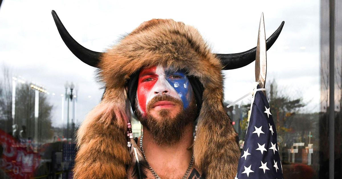 Šaman z Kapitolu zanevřel na Trumpa. Teď chce být guvernérem