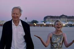 Stellan Skarsgård a Elle Fanningová ve filmu Citová hodnota.